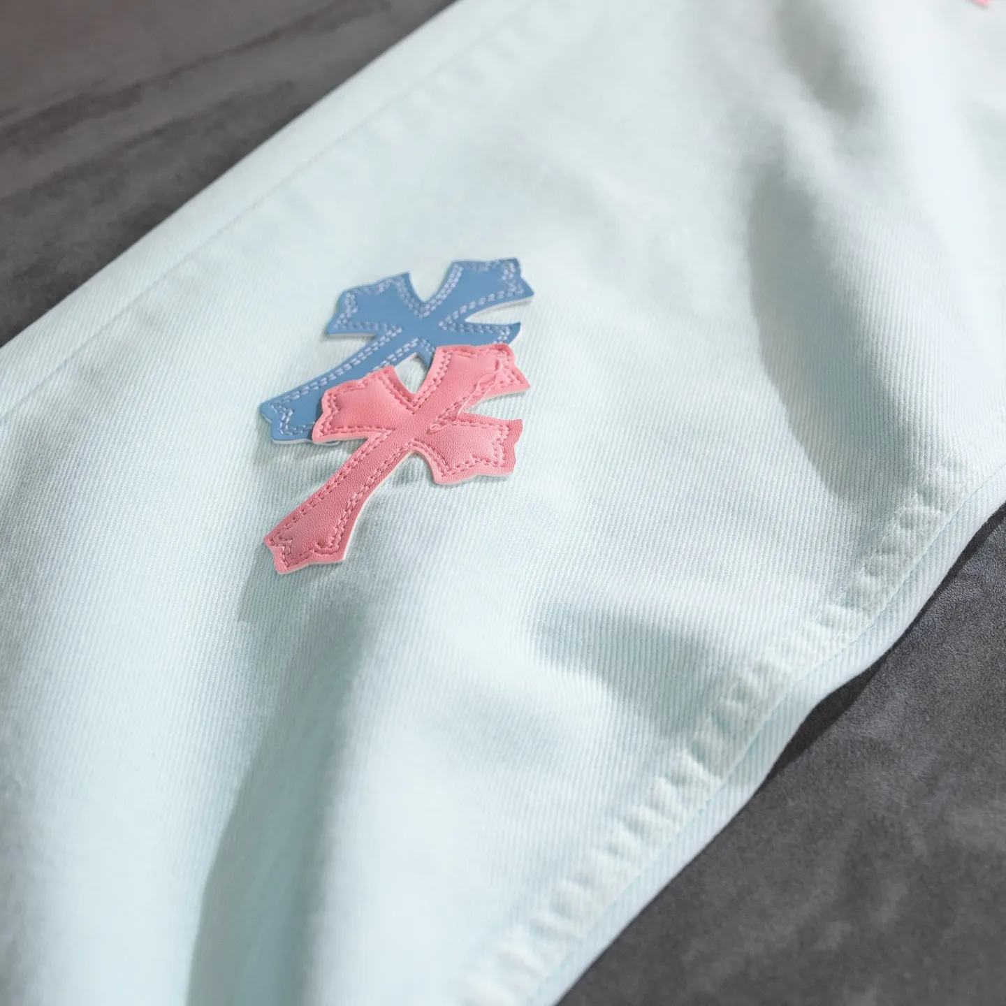 P260 Chrome Hearts light blue blue trousers, pink and blue patchwork leather couple's best friend jeans. CH jeans need to be washed and then disassembled and hand-stitched with sheepskin cross leather and then spliced ​​together. The whole piece has too many craftsmanship to explain. The patches are decorated with cross flowers, and the high-waisted washed jeans! ! Absolutely high-end luxury products, god-level single products and super popular products, made with top heavy industry, a must-see magic weapon. Customized hardware. The fabric is thick and soft after washing. It has good breathability. Customized small leather label. Unique design. The details are simple and elegant, and the workmanship is exquisite. The entire trousers are neatly routed and the details are in place! It’s so cool that both men and women can easily control the genderless trend! Color: Picture color Size: 28 30 32 34 36